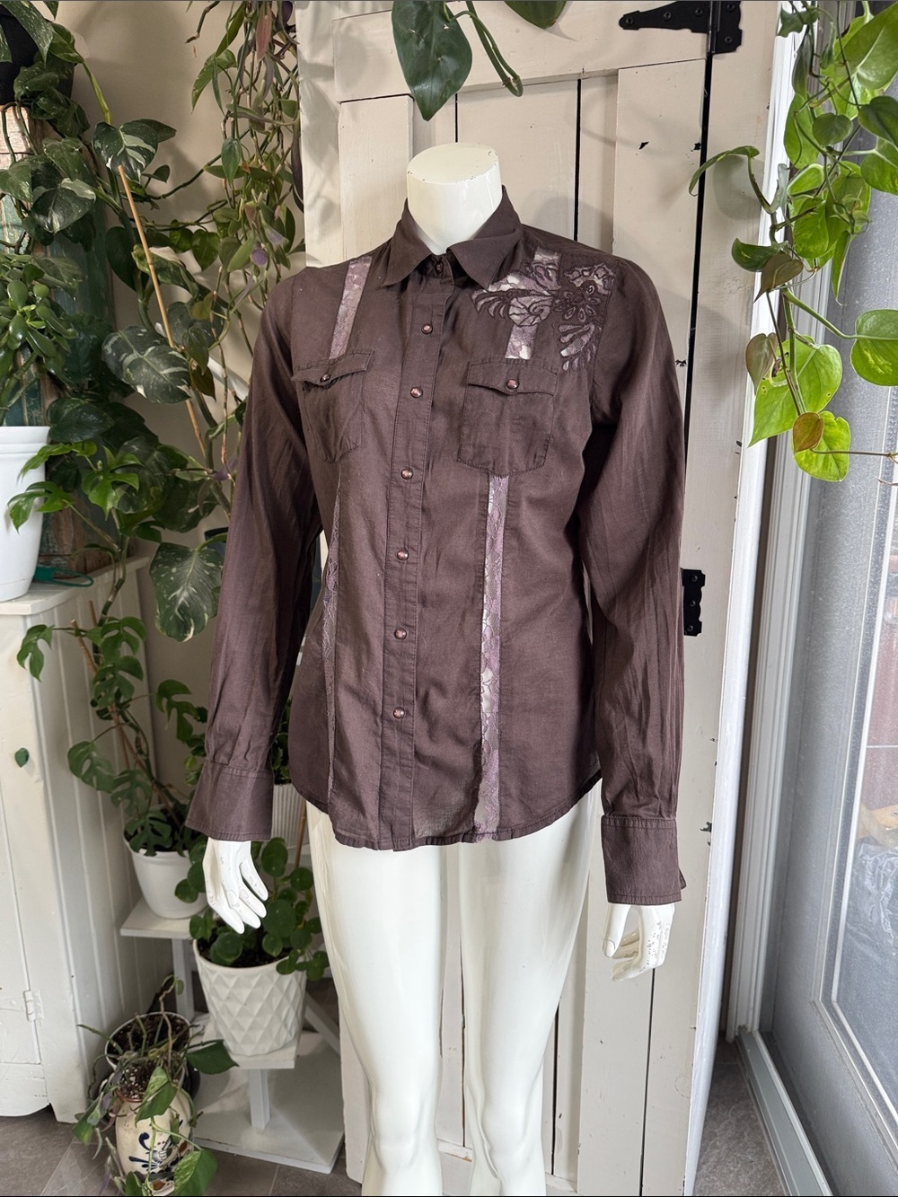 Vintage cruel size M Brown Embroidered Button-Up ladies Shirt 🕰️